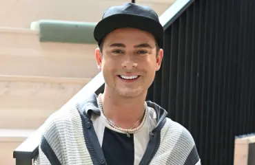 No ohhoh! Niko Saarisen biisi nousi listalle – musiikkivideolla Maisa Torppa kultabikineissä