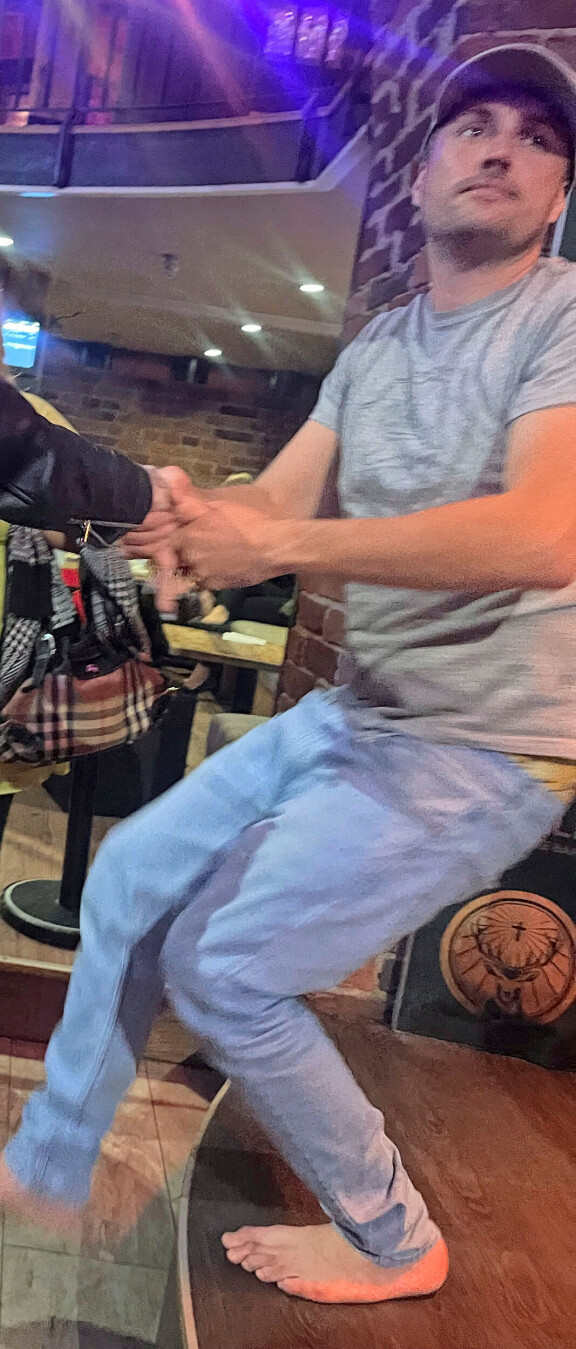 Stefu hukkasi kenkänsä karaokebaarissa.
