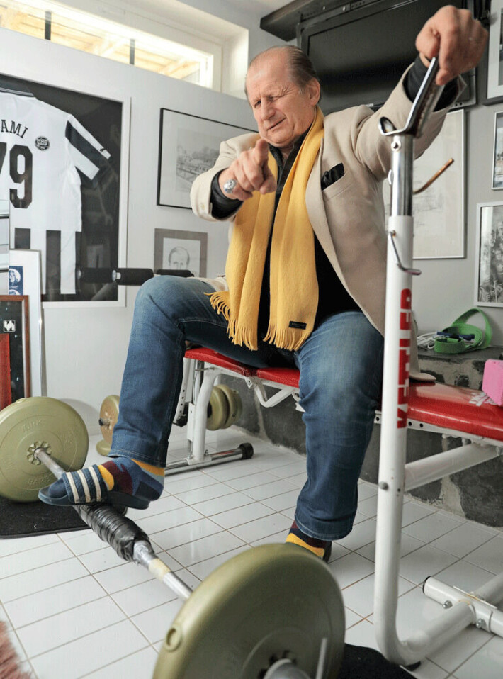 Veljet herätys! Juhani Tamminen lyö Kukko-oluen huuleen ja katselee telkkarista SM-liigan finaaleja. Juhani Tamminen lyö Kukko-oluen huuleen ja katselee telkkarista SM-liigan finaaleja.