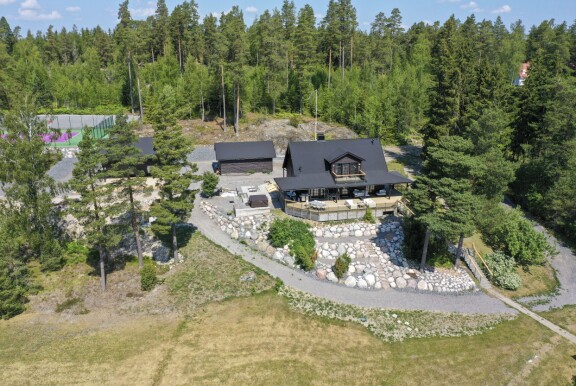 NHL-tähti Teuvo Teräväisellä on upea kesäpaikka Tammisaaressa.