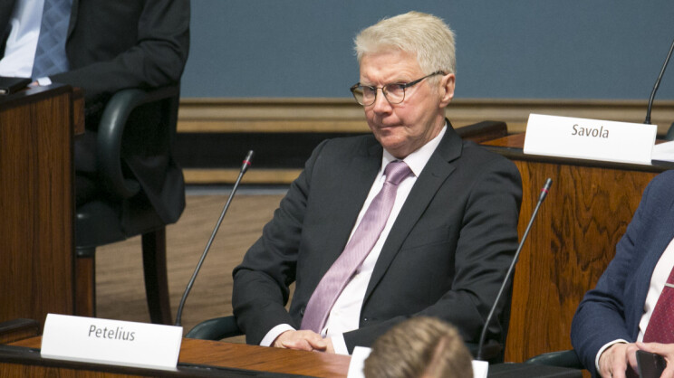 Eduskunnan jättänyt Pirkka-Pekka Petelius keräsi katseita yllättävällä ulkomuodollaan - katso kuvat!