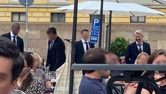 Pirkka-Pekan seurue saapui terassille hymy huulillaan.