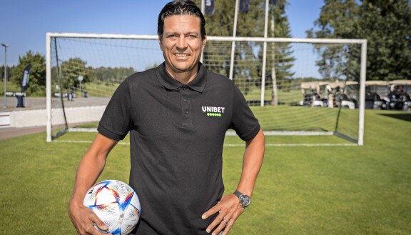 kesäJari Litmanen opetti Unibetin tapahtumassa julkkiksia rangaistuspotkujen saloihin.