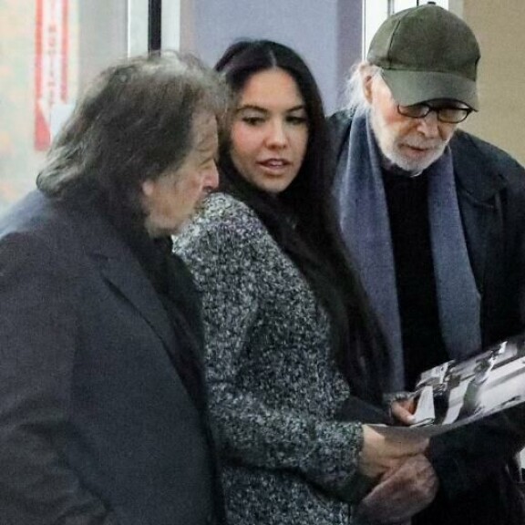 Noor esitteli kuvaa molemmin puolin seisoneille herrasmiehille. Al Pacino