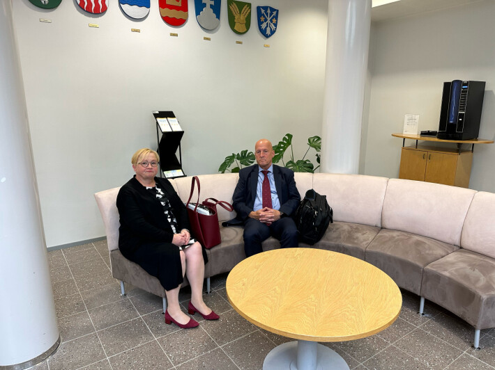 Riitta Leppiniemi toimii Mauri Koskelan avustajana. Riitta Leppiniemi toimii Mauri Koskelan avustajana.