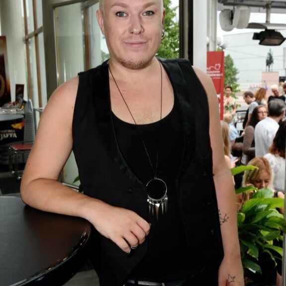 Vuonna 2014 laulaja ajoi hiuksensa siilipituisiksi. Kuva Seiskan Casino Show & Party -juhlista. Jesse Kaikuranta