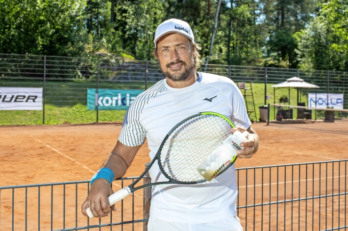 Teemu Selänne on poikkeuksellinen rapu, sillä häntä ei voi laiskaksi urheilijaksi syyttää. Teemu Selänne on poikkeuksellinen rapu, sillä häntä ei voi laiskaksi urheilijaksi syyttää.