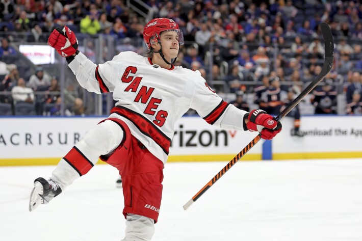 Carolina Hurricanesissa pelaava Sebastian Aho kuuluu tähteyttä rakastaviin leijoniin. Carolina Hurricanesissa pelaava Sebastian Aho kuuluu tähteyttä rakastaviin leijoniin.