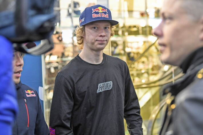 Kalle Rovanperä ajaa rallia vaakamaiseen tapaan rennosti turhia stressaamatta. Kalle Rovanperä ajaa rallia vaakamaiseen tapaan rennosti turhia stressaamatta.