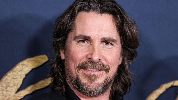 Söpöysvaroitus! Batman-tähti Christian Bale lähti ajelulle koiransa kanssa - katso kuvat!