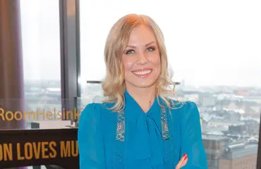 Ei legginsejä! Tällaisessa asussa Noora Fagerström edusti ensimmäisessä täysistunnossaan eduskunnassa