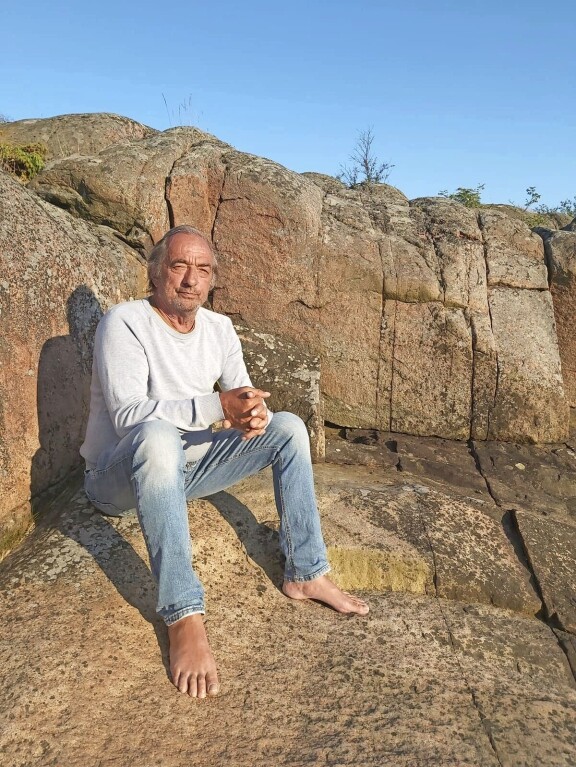 Roy kiipesi tikkaita viime kesänä, kun huomasikin kätensä menneen poikki. Siitä alkoi taistelu sairautta vastaan.