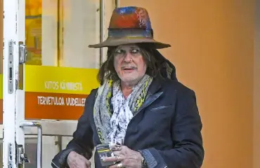 Lirkutteli asiakkaille! Andy McCoy nautiskeli terassilla – kuva