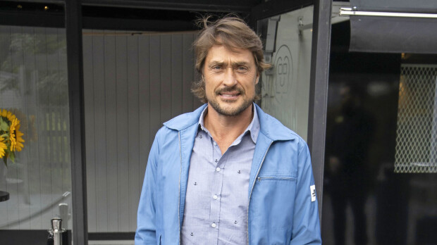 Harvinainen yhteiskuva! Teemu Selänne ja Sirpa-vaimo viettivät yhteisen illan Mika Häkkisen kanssa