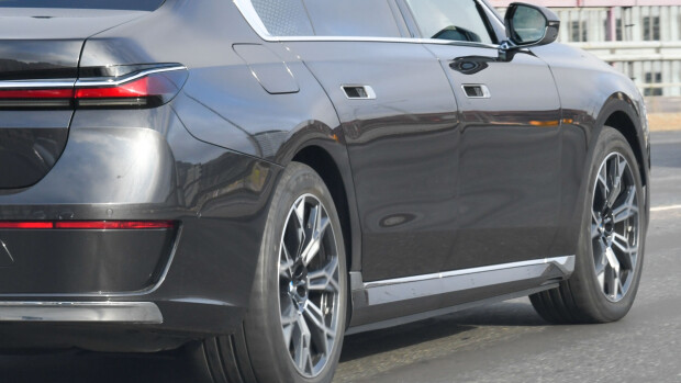 Tunnetut suomalaisfirmat uusivat sikariportaan edustusautoja: nämä ökylimusiinit ovat nyt suosiossa – kuvat!