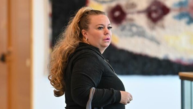 Johanna Tukiaisella ja Marja-äidillä jäätävät välit oikeudessa – kuvat Johanna Tukiainen