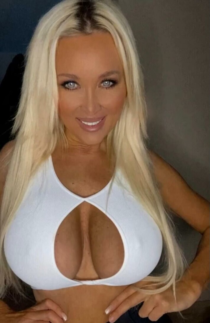 Esimerkiksi tällaista kuvasisältöä Susanna tarjoilee OnlyFans-tilillään. Susanna Penttilä