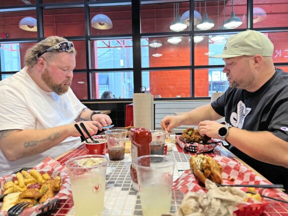 Ossi on opittu tuntemaan Akseli Herlevin aisaparina Burgerimiehet-sarjassa. Ystävykset ovat myös yhtiökumppaneita.