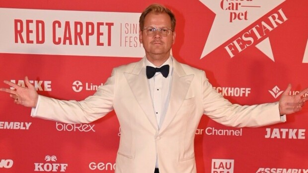 Kuin nuori Sinatra! Antti Luusuaniemi hurmasi Hyvinkäällä, Shirly Karvisen rohkea tyyli käänsi katseita – kuvat Red Carpetin tähtiloistosta