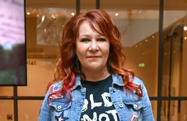 Mikä tyyli, Virve Rosti! Tunnistaisitko iskelmäkonkaria?