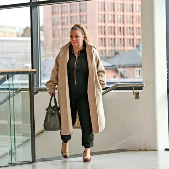 Oikeudessa Johanna laukoi rajuja syytöksiä äidistään. Hän väitti äitiään valehtelijaksi, ja tuomari joutui keskeyttämään Johannan epäasialliset puheet. Oikeudessa Johanna laukoi rajuja syytöksiä äidistään. Hän väitti äitiään valehtelijaksi, ja tuomari joutui keskeyttämään Johannan epäasialliset puheet.