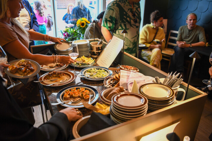 Le Ankka luottaa kotimaisiin raaka-aineisiin mutta nojaa vahvasti ranskalaiseen gastronomiaan. Le Ankka luottaa kotimaisiin raaka-aineisiin mutta nojaa vahvasti ranskalaiseen gastronomiaan.