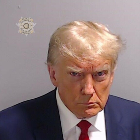 Donald Trump näytti pidätyskuvassaan tuimalta.