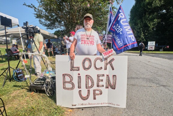 Osa Trumpin kannattajista esimerkiksi toivoo, että Yhdysvaltojen nykyinen presidentti Joe Biden lukittaisiin selliin Trumpin sijasta. Biden ei ole tehnyt vastaavia rikoksia.