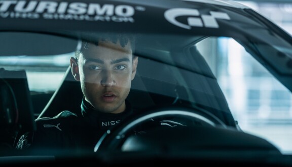 Gran Turismo -autopeliä pelaava Jann (Archie Madekwe) haaveilee kilpa-ajajan urasta.