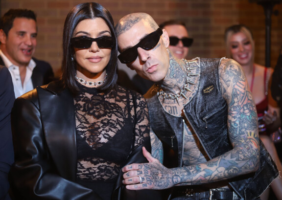 Kourtney ja Travis edustivat viime vuonna Kourtneyn vaateyhteistyöprojektin lanseerauksessa.
