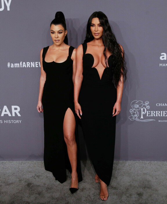 Kourtney hallitsee poseeraamisen kuten myös vain vuoden nuorempi pikkusisko Kim Kardashian. Kourtney Kim