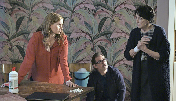 Karoliina Blackburnin ja Robin Svartströmin lisäksi sarjassa nähdään muun muassa näyttelijät Tiia Louste (kuvassa oikealla), Minttu Mustakallio, Saga Sarkola ja Aaro Airola.