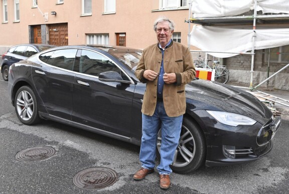 Kovana automiehenä tunnettu Eero Lehti toi tyttöystävänsä helsinkiläisravintola Le Ankan avajaisiin Teslalla.
