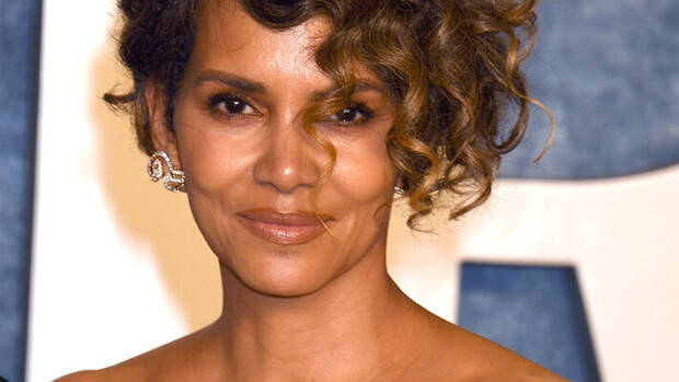 Halle Berry, 56, julkaisi alastonkuvan: 'Teen mitä haluan' Halle Berry