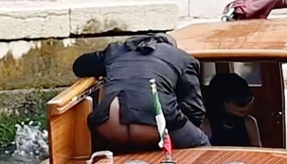 Kanye istui veneen kyydissä peppu paljaana.