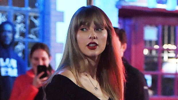 Sinkkuuntunut Taylor Swift paineli illalliselle - yksi asia kiinnitti huomion: kuvat! Taylor Swift