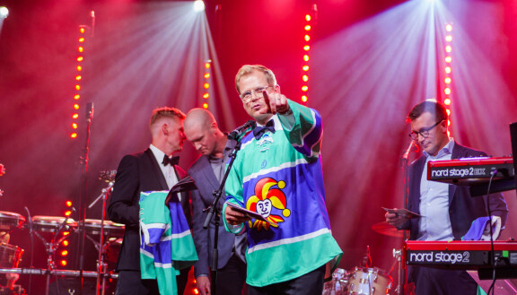 Red Carpetin festivaalipomo Antti Luusuaniemi sonnustautui Jokerien uuteen retropaitaan.