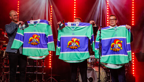 Ossi Väänänen (vas.) ja Antti-Jussi Niemi (oik.) esittelivät Jokerien uusia retropaitoja.