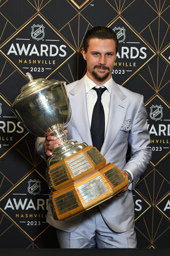 Ruotsalainen Erik Karlsson arvostettiin jälleen NHL:n parhaaksi puolustajaksi.