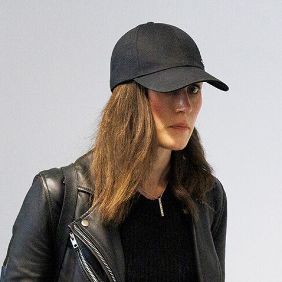 Sanna Marin yritti piiloutua kanssamatkustajiltaan, eikä vastannut tervehdyksiin. - Sen sijaan Bile-Ilmari tervehti kohteliaasti, kanssamatkustaja kiitteli. sanna marin