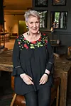 Lea Laven, 75, on opetellut tulemaan toimeen vain yhdellä kädellä.