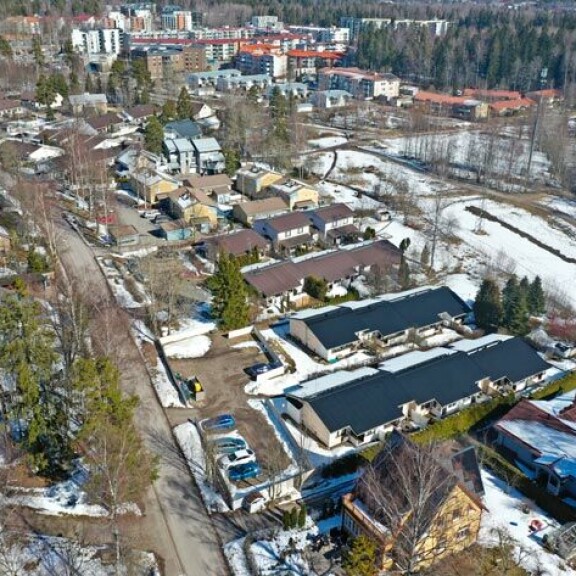 Saarikon ja Kurvisen ystävyydestä kertoo myös se, että Kurvinen hankki asunnon aivan ministerikollegansa naapurista. Saarikon ja Kurvisen ystävyydestä kertoo myös se, että Kurvinen hankki asunnon aivan ministerikollegansa naapurista.