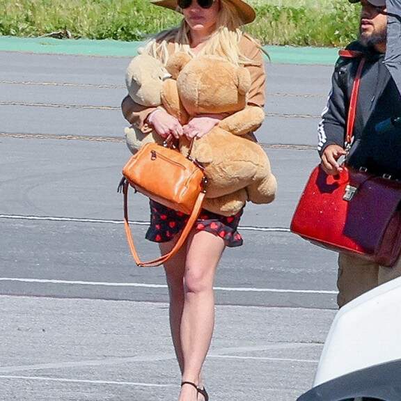 Britney saapui lentokentälle ilman sormusta sormessaan. Britney saapui lentokentälle ilman sormusta sormessaan.