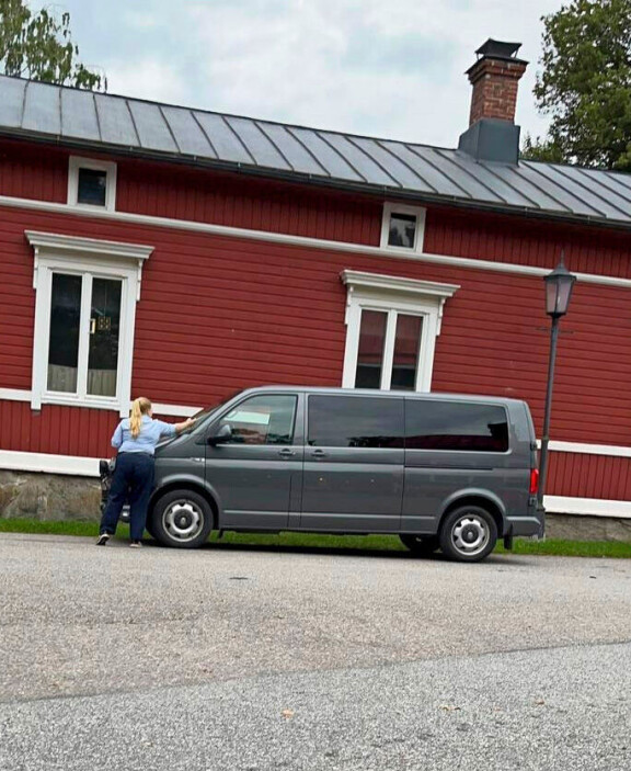 Voi ei! Parkkipirkko sakotti Saulia.