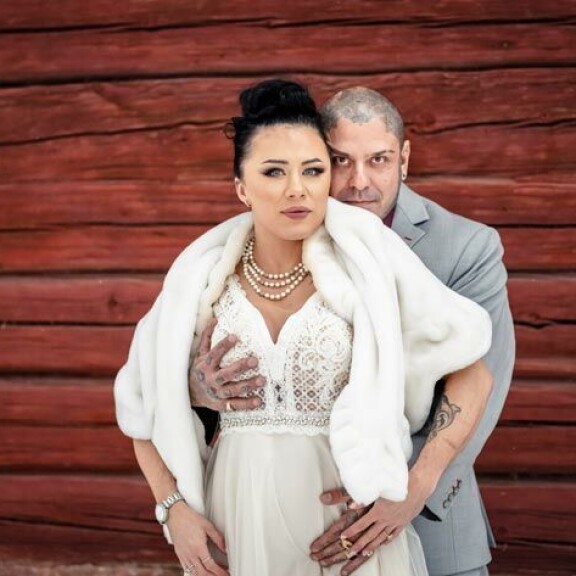 Tosi-tv-sarjassa naimisiin menevät Henna ja Mikko ylistävät toisiaan, eivätkä pienet epäsovinnaisuudet ja vastoinkäymiset ole horjuttaneet rakkautta. Tosi-tv-sarjassa naimisiin menevät Henna ja Mikko ylistävät toisiaan, eivätkä pienet epäsovinnaisuudet ja vastoinkäymiset ole horjuttaneet rakkautta.