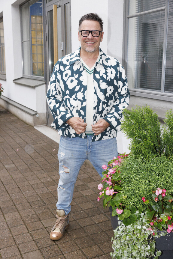 Teuvo on nähty myös erilaisissa televisio-ohjelmissa kilpailuista sisustukseen ja tosi-televisioon. Teuvo Loman