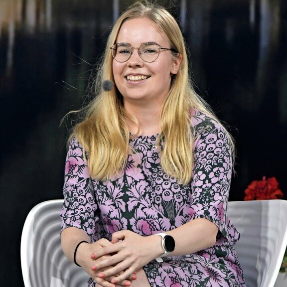 Seiska kysyi Hanna Markkaselta vaikuttiko seurustelu Kurvisen kanssa työpaikan saantiin. Markkanen kuittasi kysymyksen yksityisasiana. Seiska kysyi Hanna Markkaselta vaikuttiko seurustelu Kurvisen kanssa työpaikan saantiin. Markkanen kuittasi kysymyksen yksityisasiana.