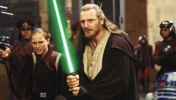 Liam Neeson teki ensiesiintymisensä Star Wars -universumissa elokuvassa Episodi I: Pimeä uhka (1999). Hänen roolihahmonsa oli jedi Qui-Gon Jinn.