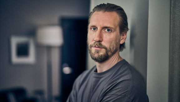SkyShowtimen jättisarja on suomalaisittain kiinnostava, sillä sarjaa tähdittävät useat suomalaiset näyttelijät. Pekka Strang nähdään sarjassa Raimo Korpena.