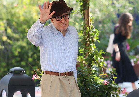 Woody Allen saapui 3. syyskuuta Venetsian elokuvajuhlille, jossa hänen uransa 50.s elokuva Coup De Change sai ensi-iltansa.